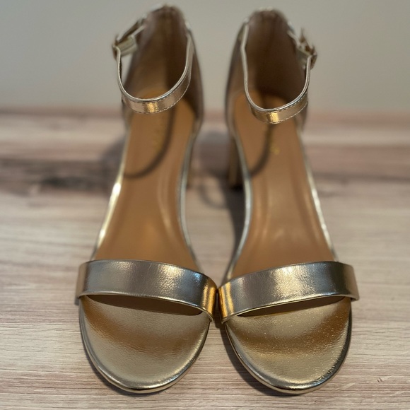 NEVER WORN Bamboo Headline Metallic Gold 2.5" Block Heel- Size 6.5 - Picture 6 of 6